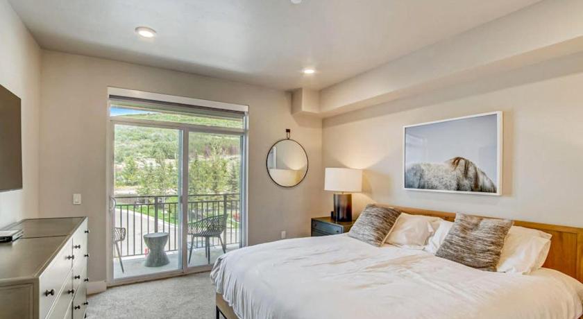 Deer Mountain Beautiful resort condo - incredible amenities - shuttle service 4-Star Accommodation lobby