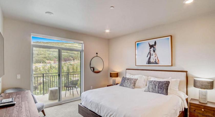 Deer Mountain Beautiful resort condo - incredible amenities - shuttle service 4-Star Accommodation pool