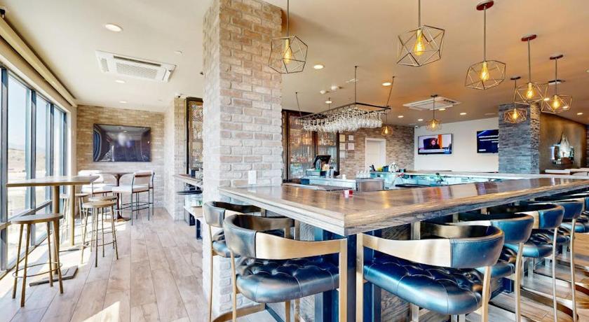 Deer Mountain Beautiful resort condo - incredible amenities - shuttle service 4-Star Accommodation amenity
