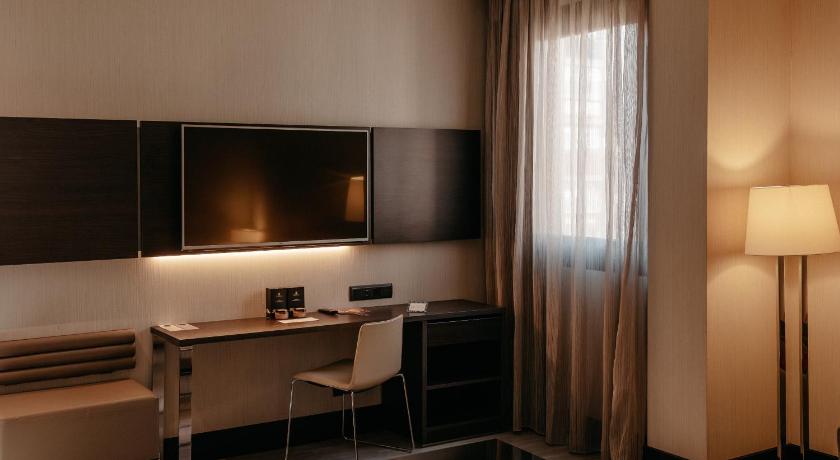 Fotografija Executive Room with queen-size bed and lounge a rea 9