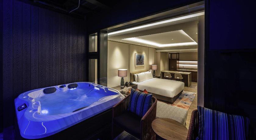 Фото: Люкс с видом на бассейн и кроватью размера «king-size» (Pool View Suite with King Bed) 3