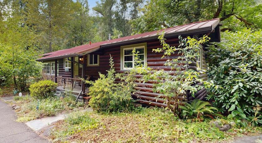 Molalla (OR) Tranquil landscape with riverside firepit gas grill gas fireplace and deck 3-Star Accommodation room