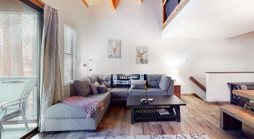 트러키 (CA) Lofted Mountain Escape with Free WiFi Shared Pool & Hot Tub Golf & Skiing Nearby 4성급 숙소 스위트룸