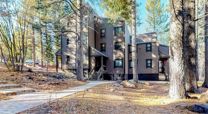 트러키 (CA) Lofted Mountain Escape with Free WiFi Shared Pool & Hot Tub Golf & Skiing Nearby 4성급 숙소 부대시설