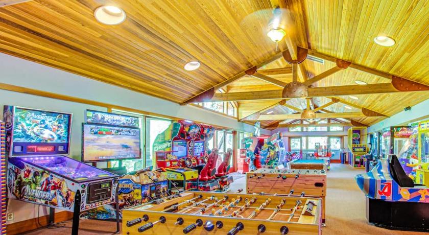 트러키 (CA) Lofted Mountain Escape with Free WiFi Shared Pool & Hot Tub Golf & Skiing Nearby 4성급 숙소 레스토랑