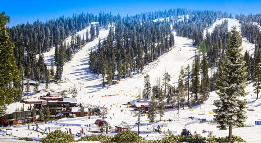트러키 (CA) Lofted Mountain Escape with Free WiFi Shared Pool & Hot Tub Golf & Skiing Nearby 4성급 숙소 부대시설