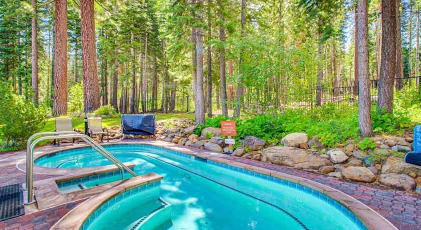 트러키 (CA) Lofted Mountain Escape with Free WiFi Shared Pool & Hot Tub Golf & Skiing Nearby 4성급 숙소 외관
