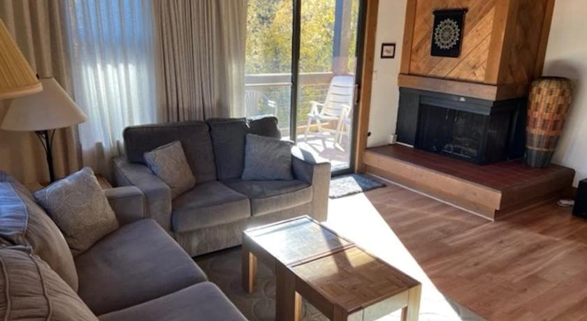 特拉基 (CA) Condo with fireplace balcony washer&dryer hot tub & basketball & tennis courts 4星级 住宿 客房
