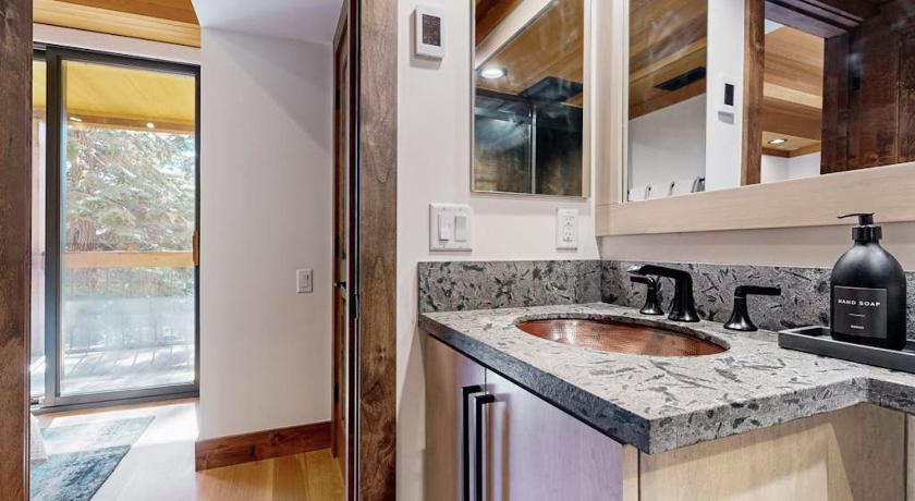 트러키 (CA) Luxury Northstar condo with new appliances two decks and shared pool 4성급 숙소 레스토랑