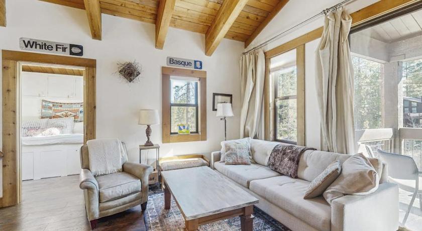 特拉基 (CA) Cozy mountain condo with shared pool & hot tub access balcony and skiing nearby 4星级 住宿 客房