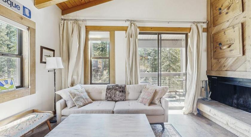 트러키 (CA) Cozy mountain condo with shared pool & hot tub access balcony and skiing nearby 4성급 숙소 로비