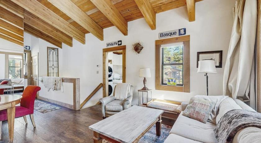 트러키 (CA) Cozy mountain condo with shared pool & hot tub access balcony and skiing nearby 4성급 숙소 수영장