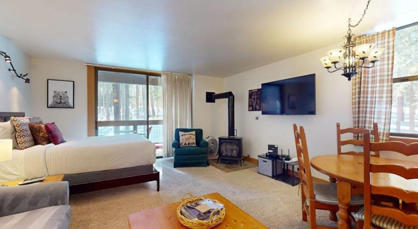 特拉基 (CA) Bright studio with access to hot tub & pools - near the slopes 3星级 住宿 套房