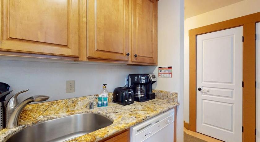 特拉基 (CA) Bright studio with access to hot tub & pools - near the slopes 3星级 住宿 餐厅