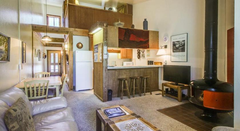 特拉基 (CA) Ski-in-ski-out condo with pool hot tub sauna & breathtaking views - dog-friendly 4星级 住宿 客房