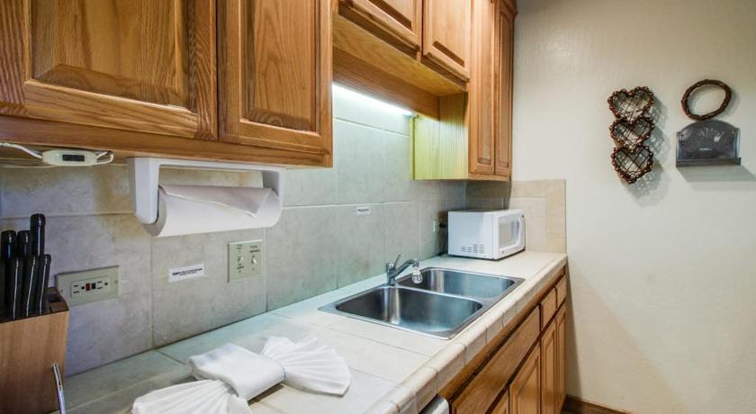 트러키 (CA) Ski-in-ski-out condo with pool hot tub sauna & breathtaking views - dog-friendly 4성급 숙소 객실