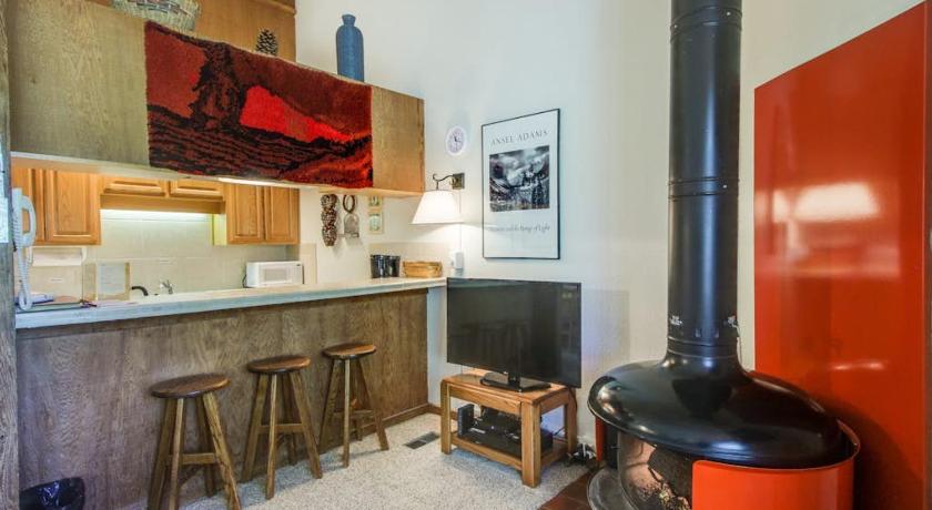 트러키 (CA) Ski-in-ski-out condo with pool hot tub sauna & breathtaking views - dog-friendly 4성급 숙소 수영장