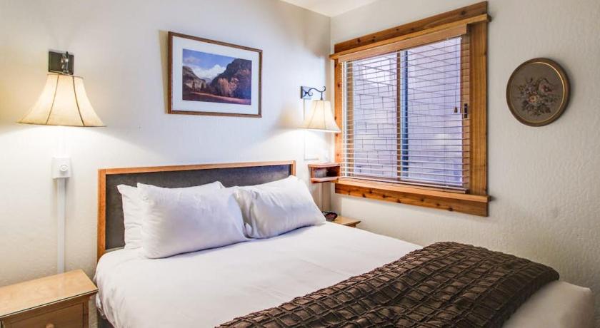 트러키 (CA) Ski-in-ski-out condo with pool hot tub sauna & breathtaking views - dog-friendly 4성급 숙소 스위트룸