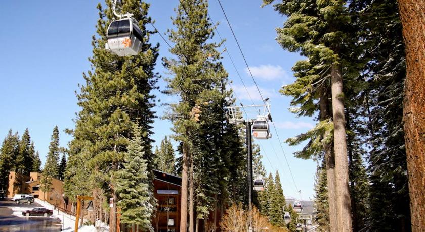 트러키 (CA) Ski-in-ski-out condo with pool hot tub sauna & breathtaking views - dog-friendly 4성급 숙소 레스토랑