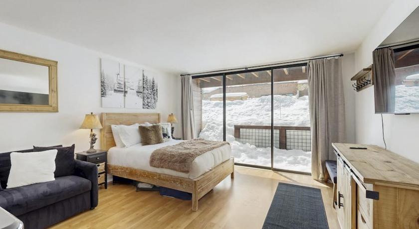 트러키 (CA) Cozy studio condo with kitchenette deck WiFi & nearby activities 3성급 숙소 스위트룸