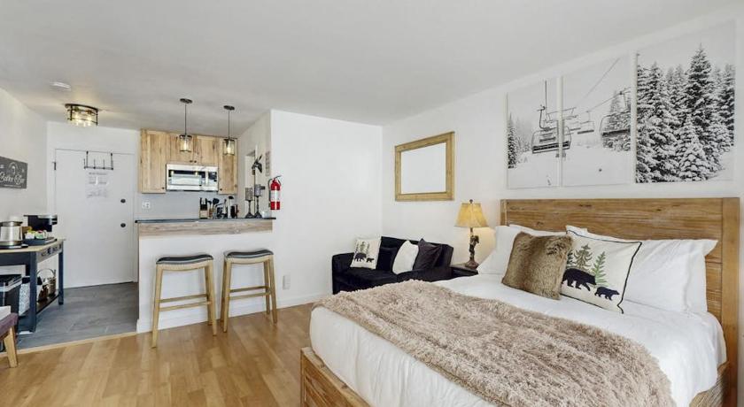 트러키 (CA) Cozy studio condo with kitchenette deck WiFi & nearby activities 3성급 숙소 객실