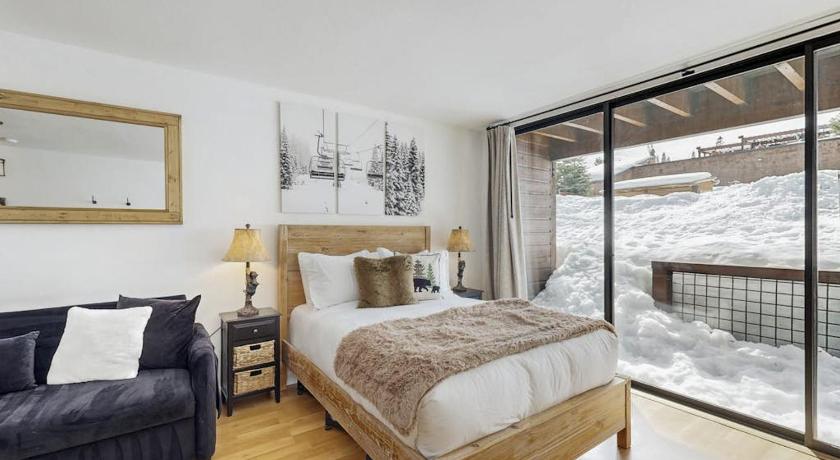 트러키 (CA) Cozy studio condo with kitchenette deck WiFi & nearby activities 3성급 숙소 수영장