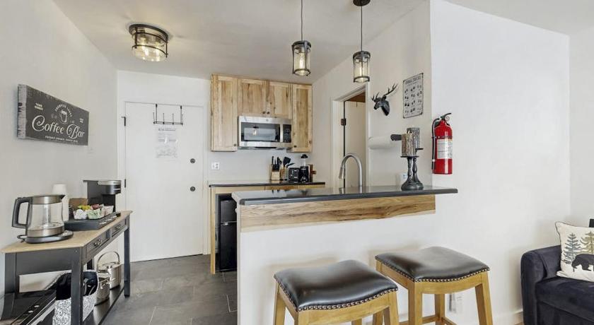 트러키 (CA) Cozy studio condo with kitchenette deck WiFi & nearby activities 3성급 숙소 스위트룸