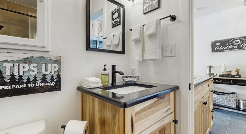 트러키 (CA) Cozy studio condo with kitchenette deck WiFi & nearby activities 3성급 숙소 로비