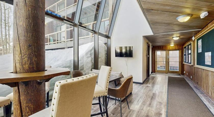 트러키 (CA) Cozy studio condo with kitchenette deck WiFi & nearby activities 3성급 숙소 수영장