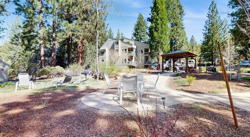 인클라인 빌리지 (NV) Charming & classic condo with WiFi gas fireplace full kitchen & deck 3성급 숙소 레스토랑