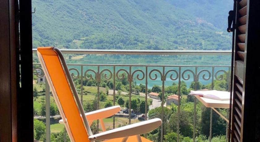 Stanza con terrazzo vista lago LAKEHOLIDAY IT