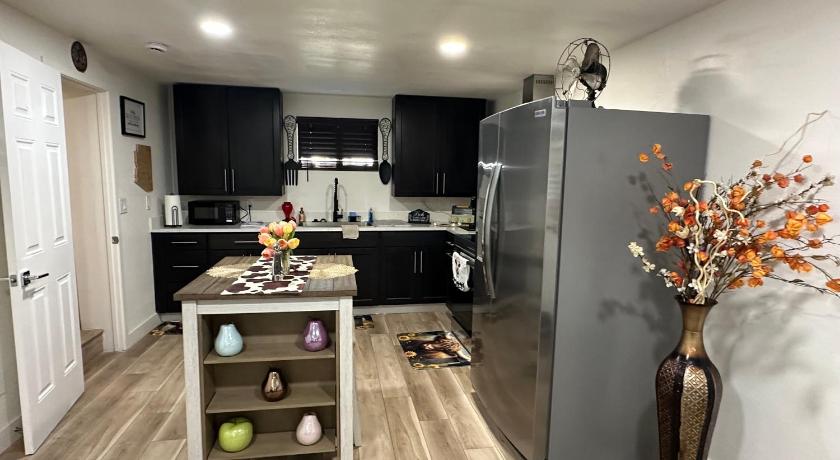 킹맨 (AZ) Historical downtown getaway with two master bedrooms! Great for two couples or coworkers 2성급 숙소 객실