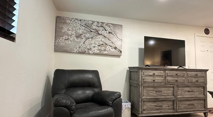 킹맨 (AZ) Historical downtown getaway with two master bedrooms! Great for two couples or coworkers 2성급 숙소 스위트룸