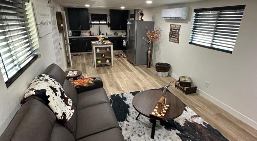 킹맨 (AZ) Historical downtown getaway with two master bedrooms! Great for two couples or coworkers 2성급 숙소 스위트룸
