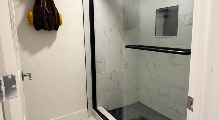 킹맨 (AZ) Historical downtown getaway with two master bedrooms! Great for two couples or coworkers 2성급 숙소 외관