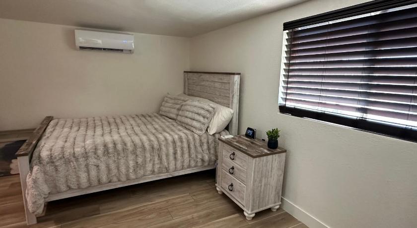 킹맨 (AZ) Historical downtown getaway with two master bedrooms! Great for two couples or coworkers 2성급 숙소 레스토랑