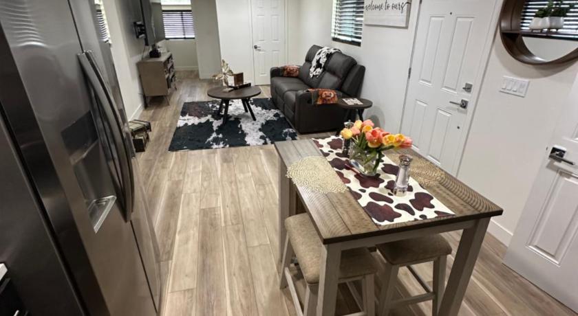 킹맨 (AZ) Historical downtown getaway with two master bedrooms! Great for two couples or coworkers 2성급 숙소 객실