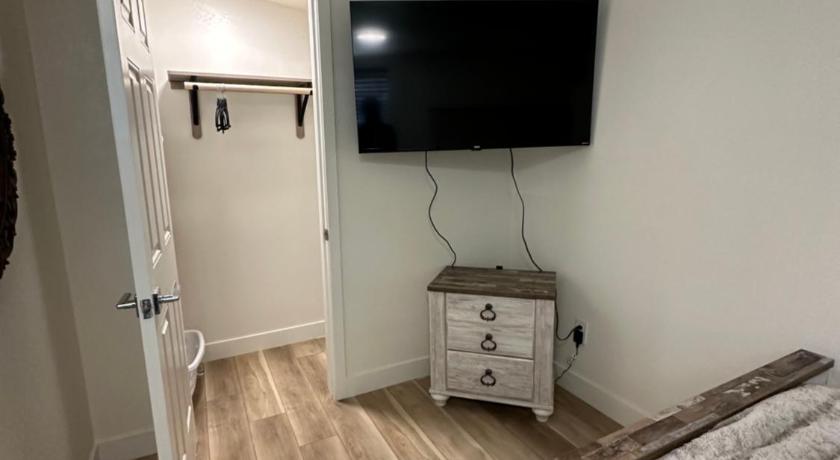 킹맨 (AZ) Historical downtown getaway with two master bedrooms! Great for two couples or coworkers 2성급 숙소 로비