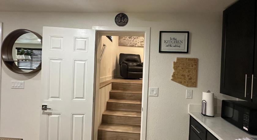 킹맨 (AZ) Historical downtown getaway with two master bedrooms! Great for two couples or coworkers 2성급 숙소 로비