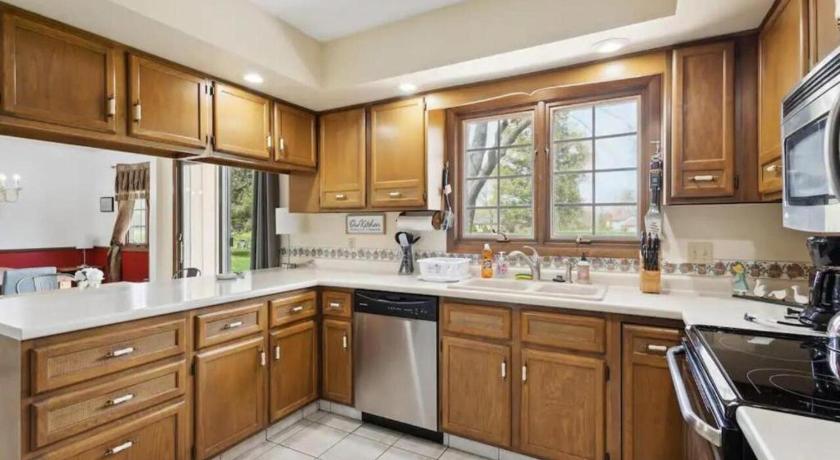 Greencastle (IN) Near Shopping & Dining- The South Bend Bungalow 4-Star Accommodation amenity