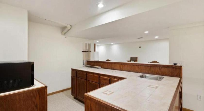 Greencastle (IN) Near Shopping & Dining- The South Bend Bungalow 4-Star Accommodation exterior