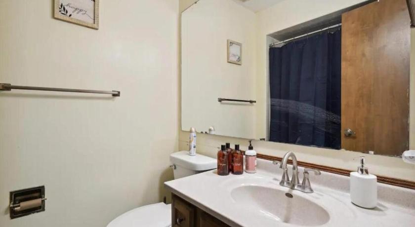 Greencastle (IN) Near Shopping & Dining- The South Bend Bungalow 4-Star Accommodation lobby