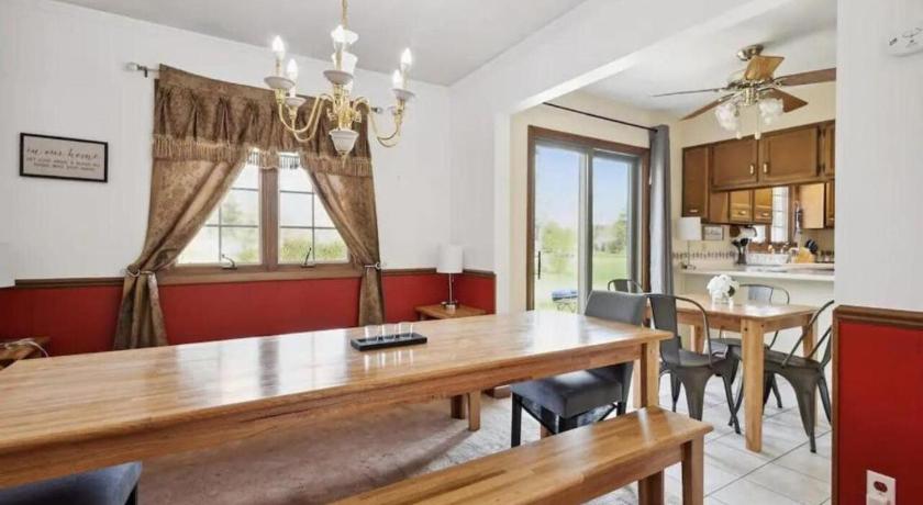Greencastle (IN) Near Shopping & Dining- The South Bend Bungalow 4-Star Accommodation restaurant