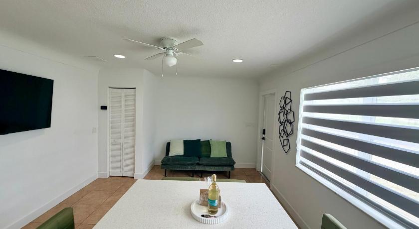 아틀란티스 2 bed Lake Studio in Lantana 3 MI to Beach NO FEES 2성급 숙소 외관