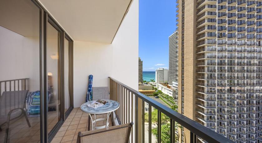 17FL Fully Renovated, 5 mins to Beach with Parking