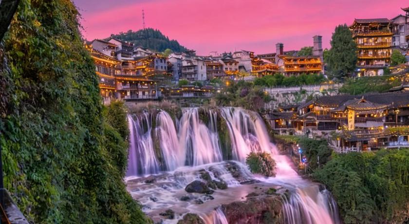 12C River View Homestay Overlooks the Panoramic Light Show of Furong Town