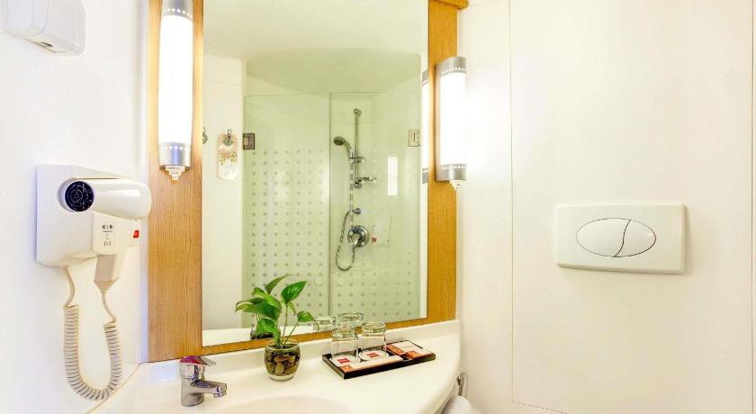 Image of Premium room - 1 double bed and sofa 2