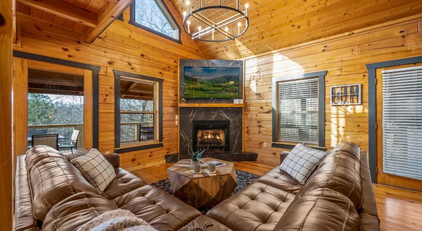 Smoky Summer Escape 3BR Cabin 15 min to Dollywood Hot tub wifi grill deck