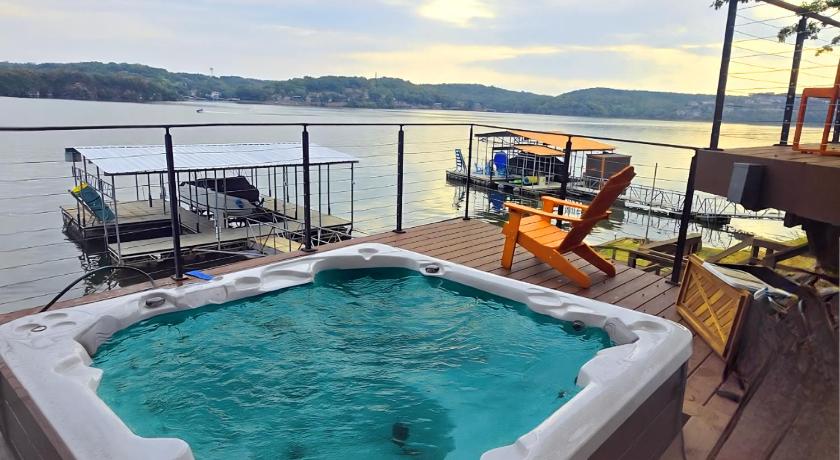 오세이지 비치 (MO) Camp Inspired Lakehome with Dock and HotTub 숙소 로비