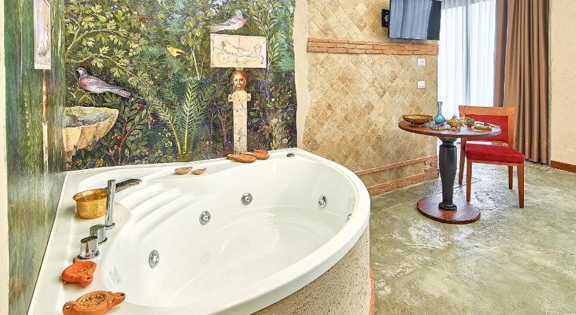 Image of Superior Suite with Hot Tub 11